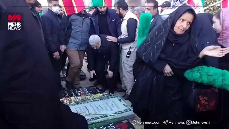   حضور سردار قاآنی بر سر مزار شهید سلیمانی