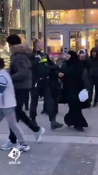   لگد زدن به دختر جوان مسلمان توسط پلیس هلند