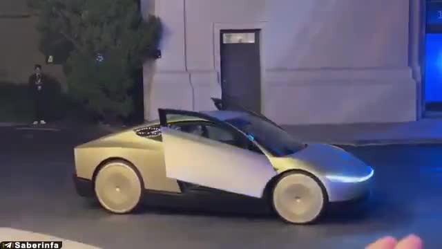   رونمایی کابین سایبر تسلا توسط ایلان ماسک