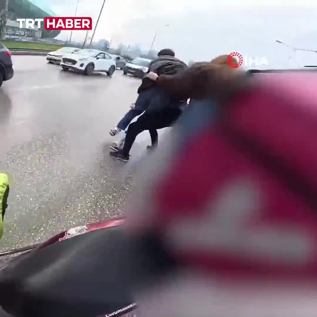   مداخله دختر جوان در درگیری فیزیکی وسط جاده!