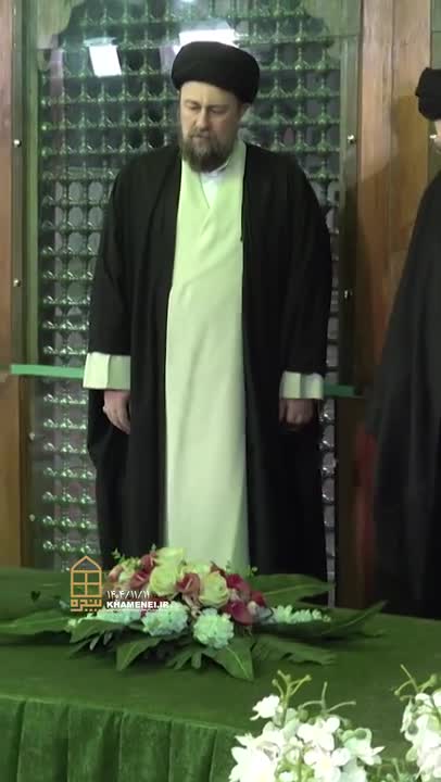   پنجرهٔ متفاوتی به حضور رهبر انقلاب در حرم مطهر امام خمینی(ره) در آستانهٔ دههٔ فجر