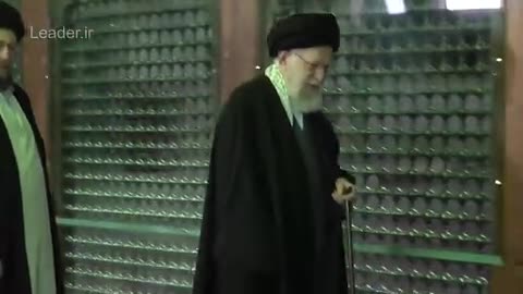   لحظاتی از حضور رهبر انقلاب در مرقد امام راحل