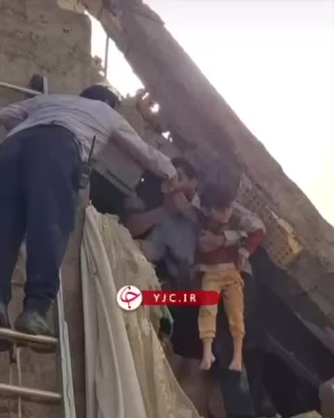   نجات کودک گرفتار در زیر آوار در حادثه انفجار گاز در اهواز
