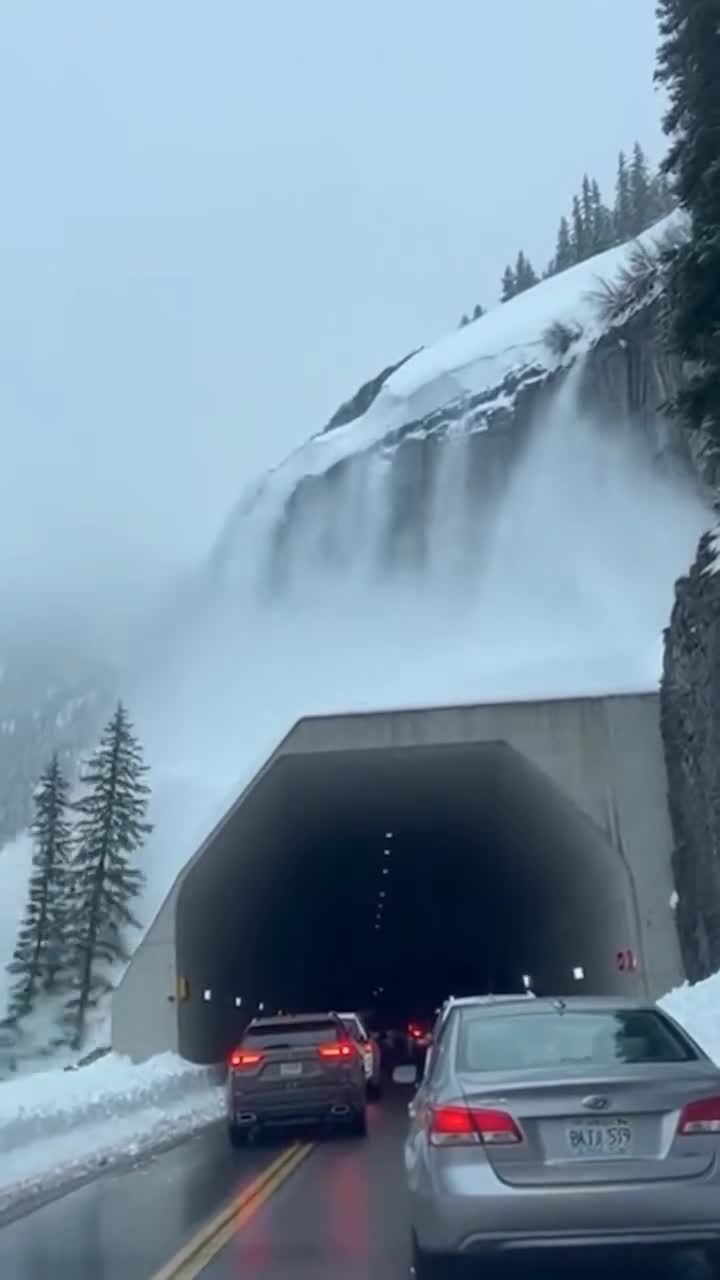   لحظه دلهره‌آور مدفون شدن چند خودروی سواری در ورودی تونل بر اثر بارش برف