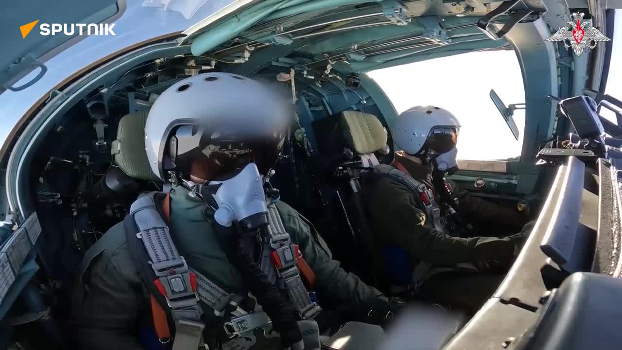   حمله خدمه یک جنگنده بمب افکن سوخو-34 روسیه به تجمع سربازان و خودروهای زرهی اوکراینی