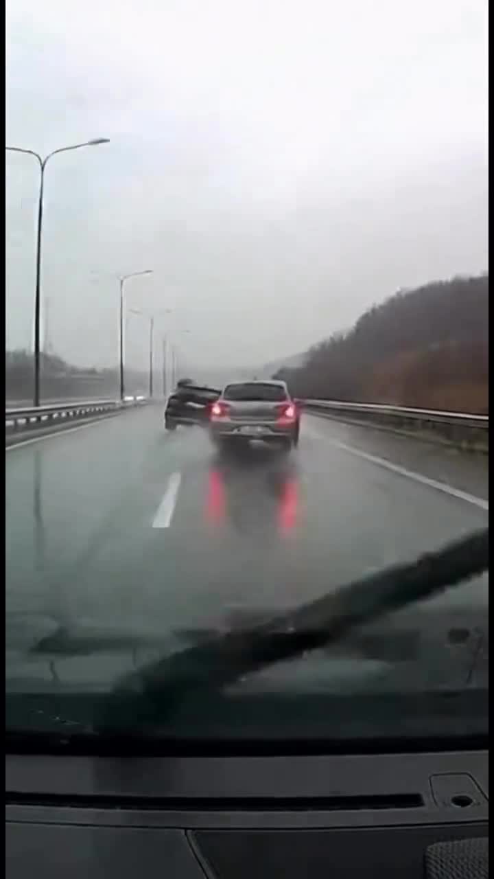   وحشت وسط اتوبان در پی حرکت جنون‌آمیز راننده مرسدس بنز در هوای بارانی