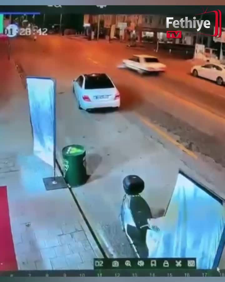   موتورسیکلت متلاشی شد؛ لحظه سرشاخ شدن مرسدس بنز با موتورسوار نگون‌بخت!