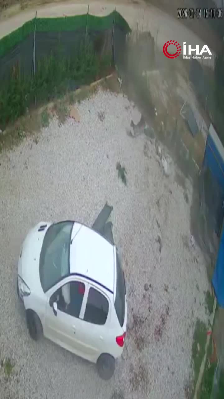   یورش ناگهانی پژو ۲۰۷ به حیاط یک خانه!