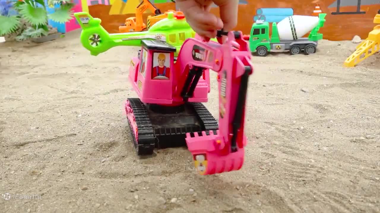 ماجراجویی با ماشین‌های کودکانه: بیل مکانیکی و کامیون جرثقیل در خدمت بچه‌ها!