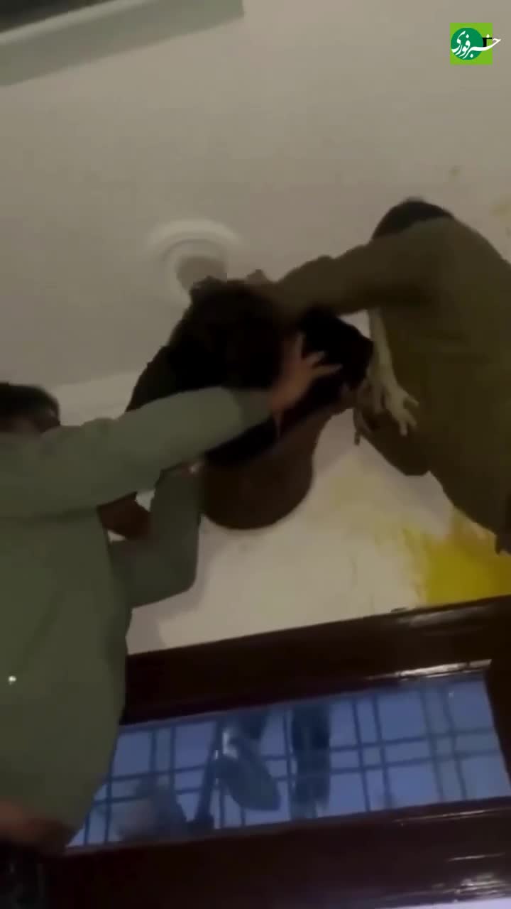   گیر کردن سارق بدشانس در دریچه هوا