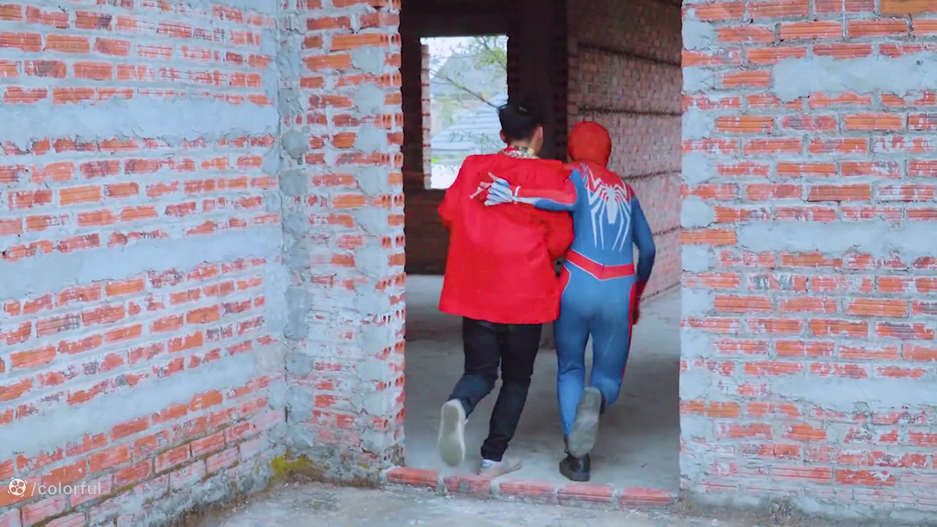 مرد عنکبوتی در برابر اسپایدرمن: نبردی خنده‌دار و هیجان‌انگیز!