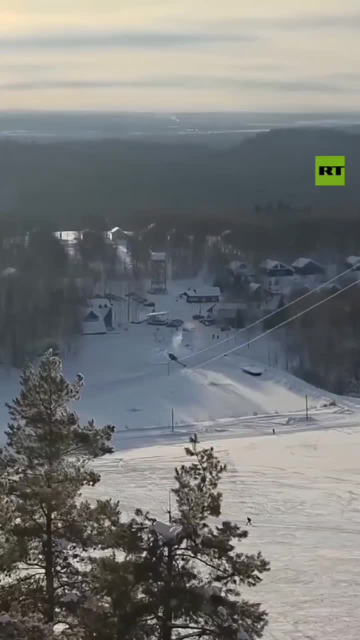   سقوط مرگبار بالگرد در روسیه در پی  گیر کردن به سیم تلکابین!