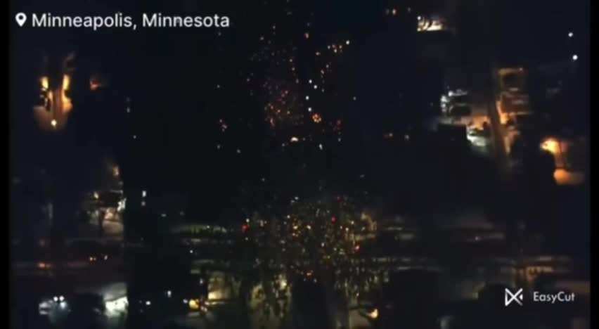  تصویر هوایی از اعتراض ساکنان شهر مینیاپولیس آمریکا به کشته‌شدن زن ۳۷ ساله به دست مأموران اداره مهاجرت
