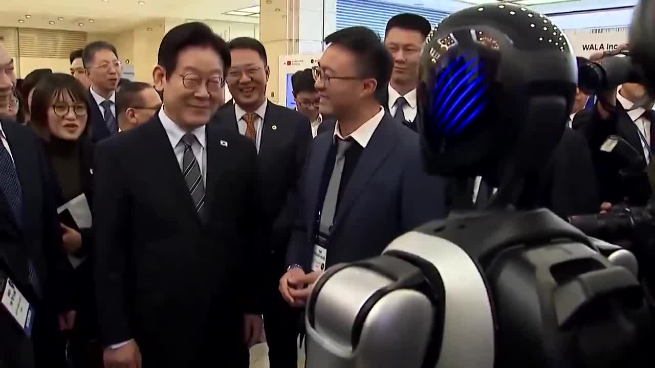    دست دادن رئیس جمهور کره با ربات انسان نمای چینی