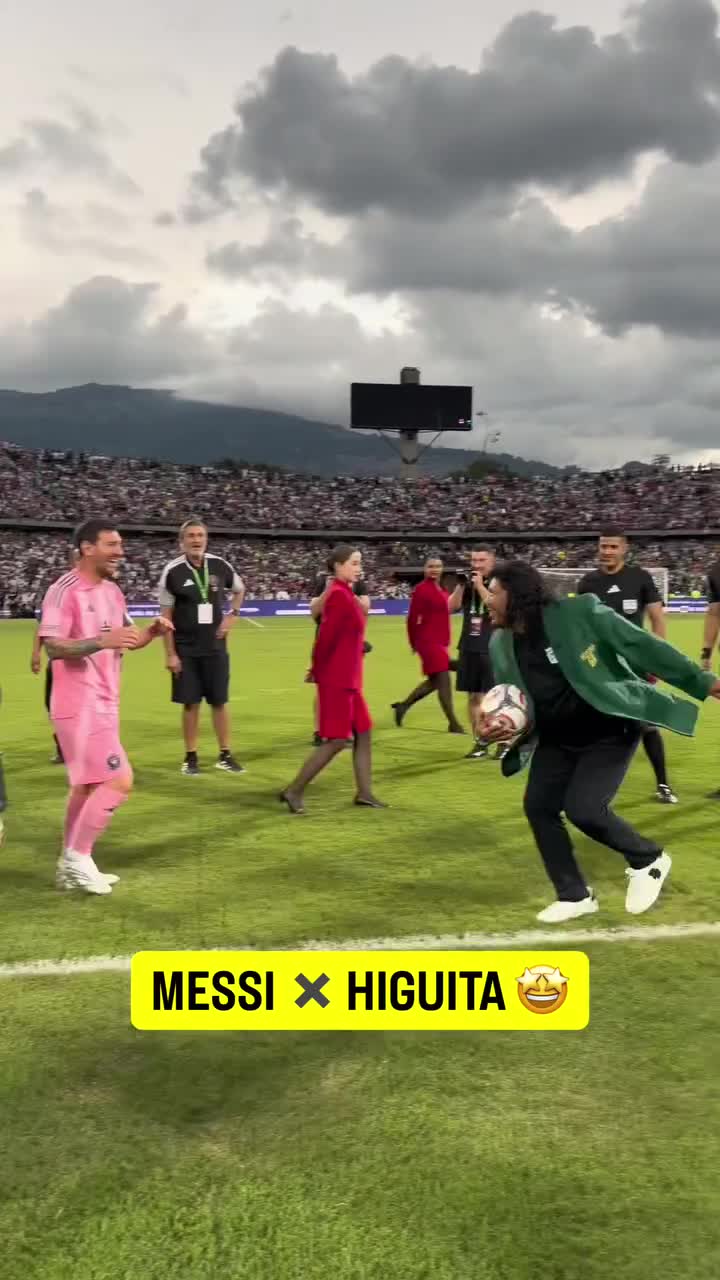   رنه هیگوئیتا اسطوره ۵۹ ساله کلمبیایی، ضربه عقرب معروف خود را مقابل مسی زنده کرد