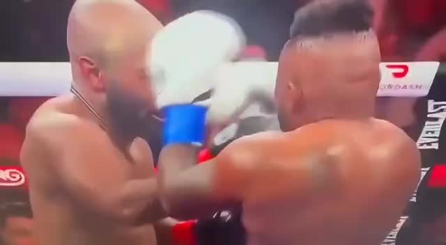   مشتی که کلاه گیس یک بوکسور را بر باد دارد