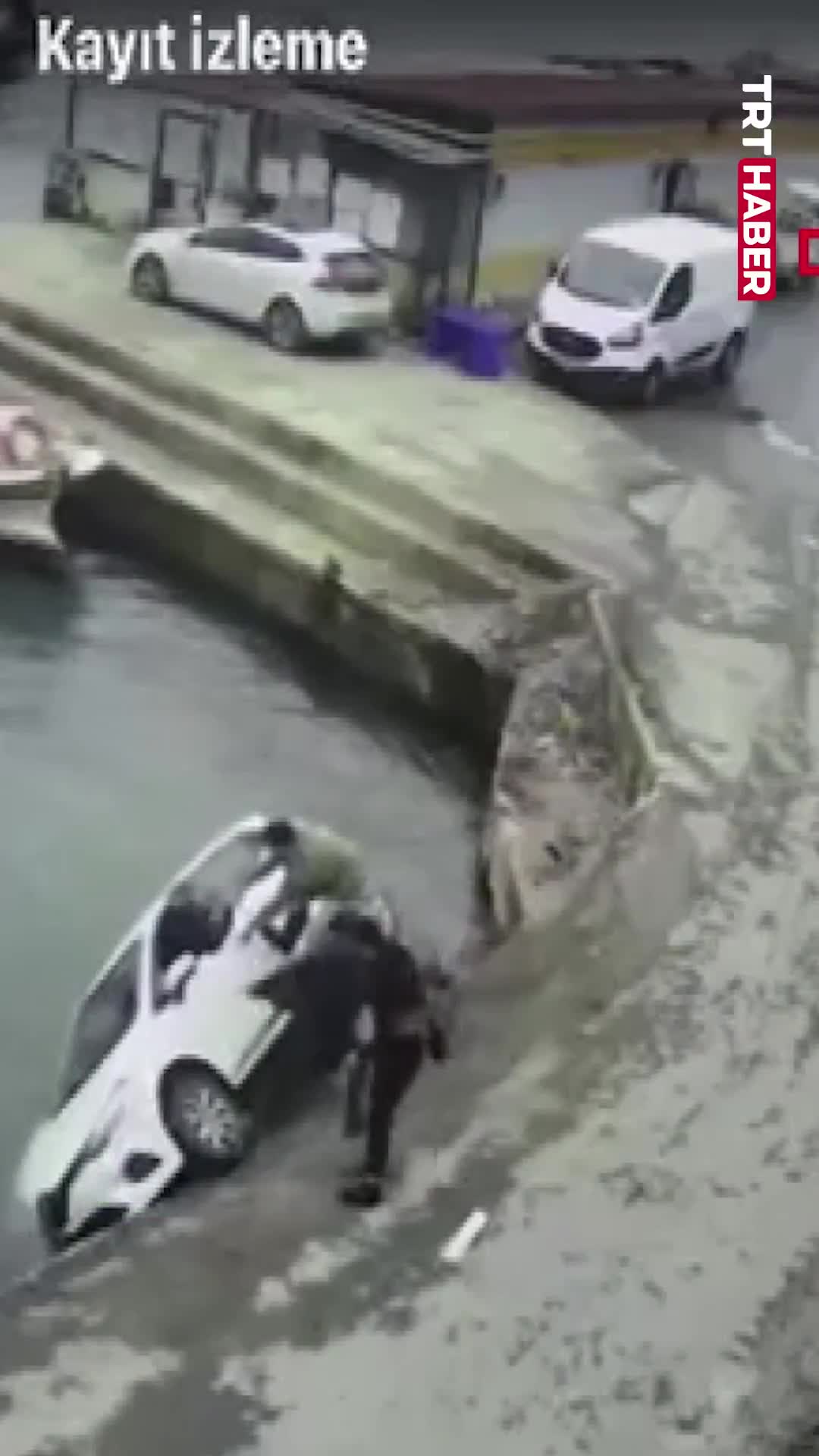   نجات راننده گرفتار در دریا به کمک مردم