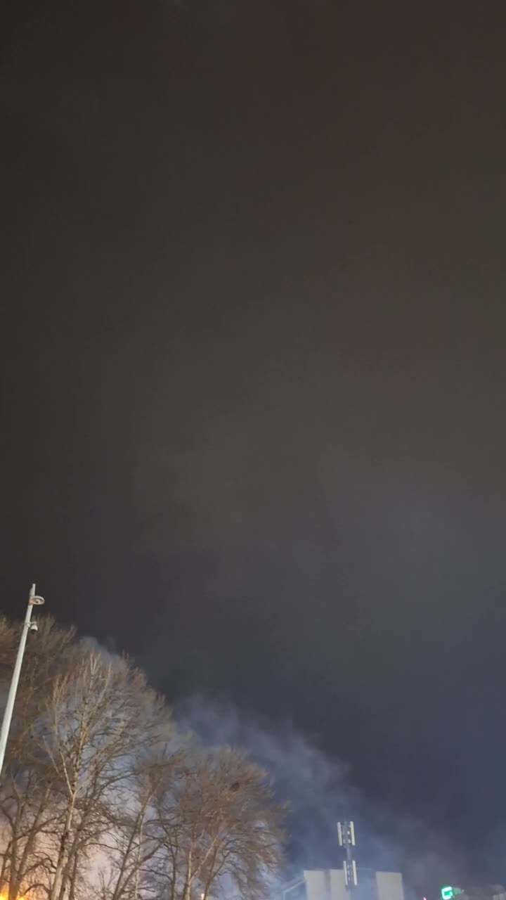   الله‌اکبرگویی و نورافشانی در میدان تجریش همزمان با شب پیروزی انقلاب