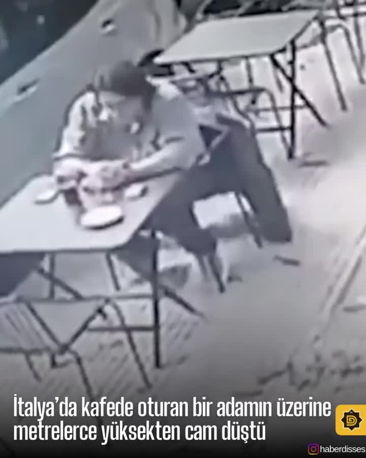   لحظه هولناک سقوط شیشه از ارتفاع بالا روی سر یک مشتری در کافه