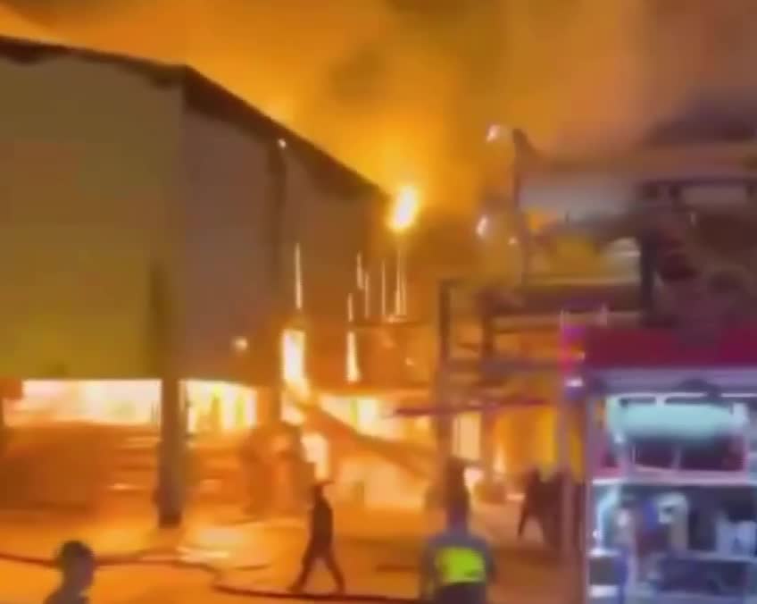   اولین تصاویر از انفجار یک پالایشگاه نفت در عراق با یک کشته و ۱۳ زخمی