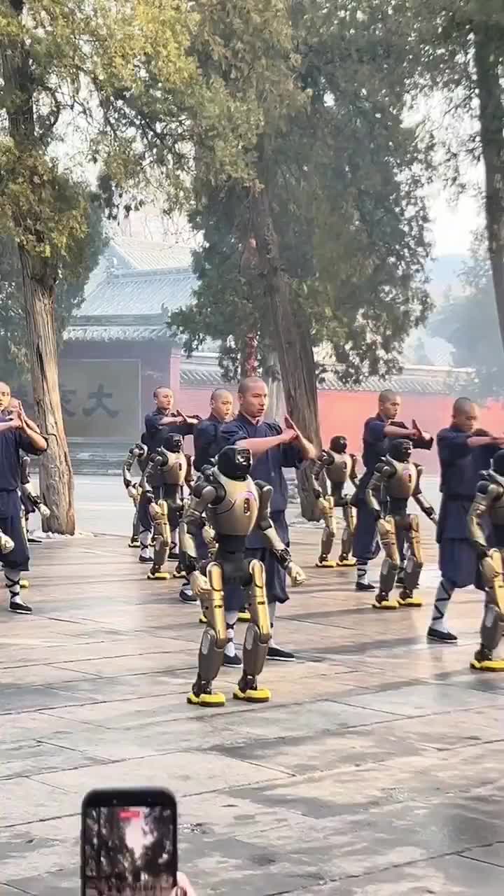   ویدیو تمرین کونگ فوی ربات‌های انسان‌نما با راهبان معبد شائولین