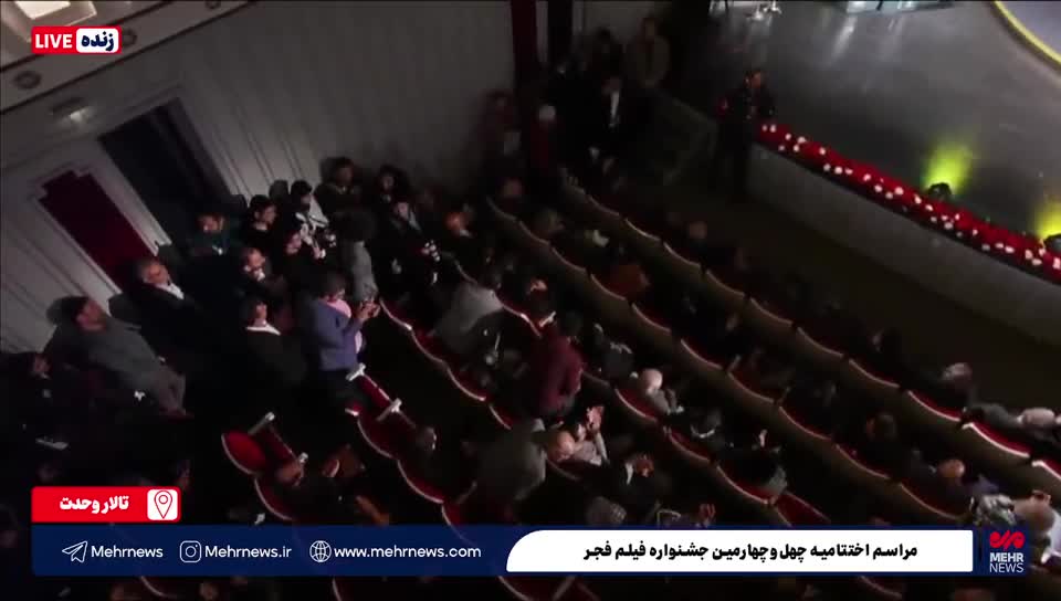   لحظه اهدا سیمرغ بهترین کارگردانی به بابک خواجه پاشا برای فیلم سرزمین فرشته‌ها