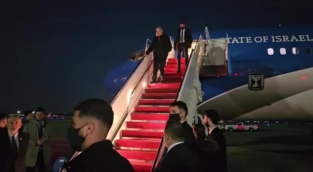   لحظه خروج نتانیاهو از هواپیما در بدو ورود به واشنگتن