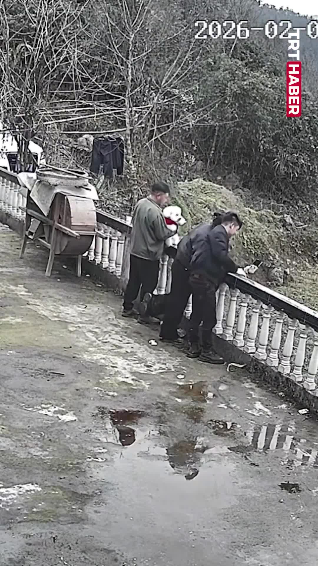   لحظه سقوط ۳ نفر؛ ریزش عجیب یک تراس!