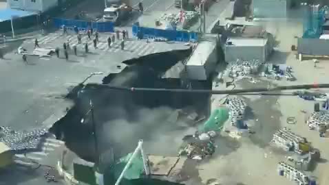   شکاف ناگهانی زمین در شانگهای؛ بخشی از جاده فروریخت