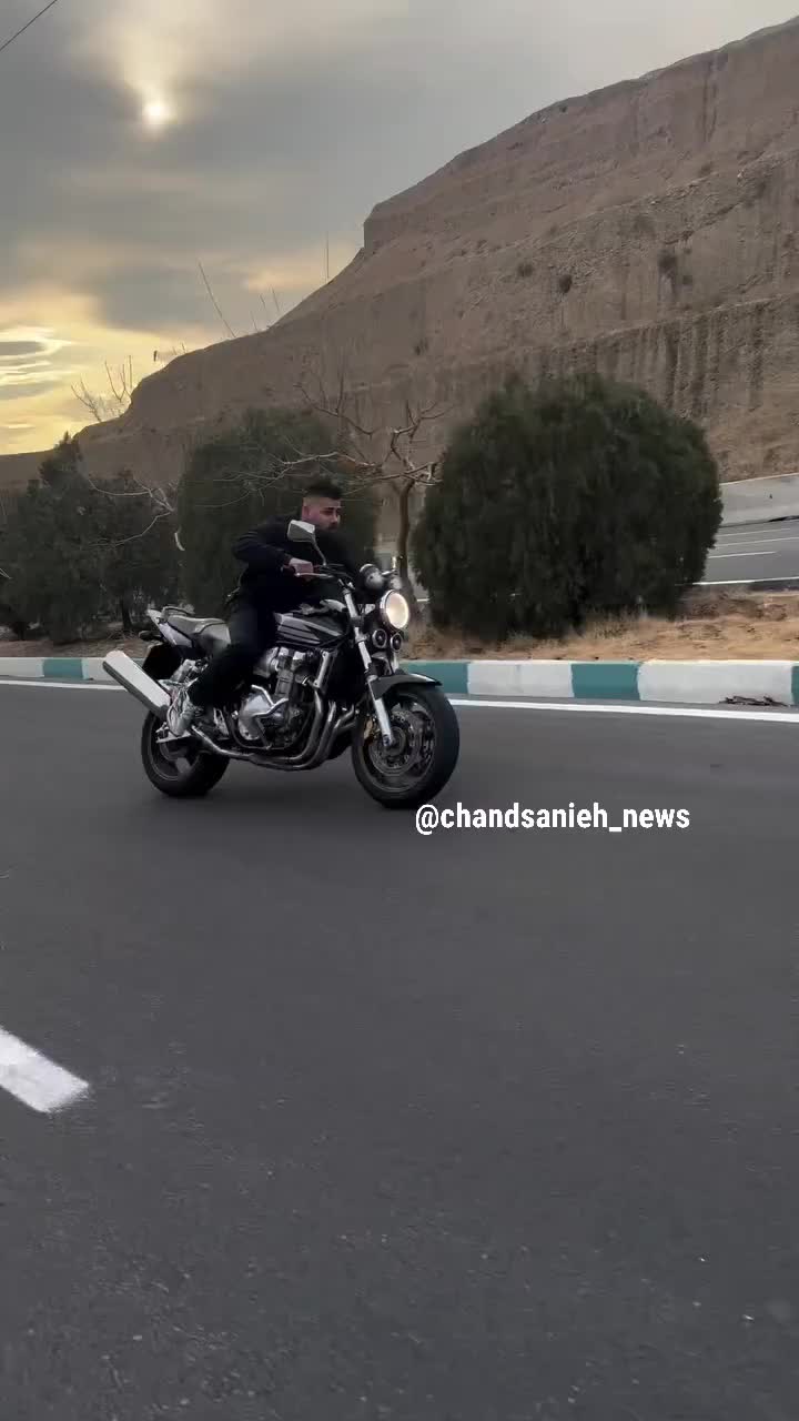   حرکت جنون‌آمیز یک جوان ایرانی با موتور وسط جاده؛ خدا رحم کرد!