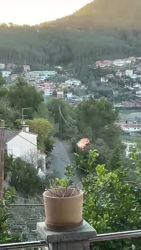   رقص جرقه‌های سیم‌های برق در والیرانا