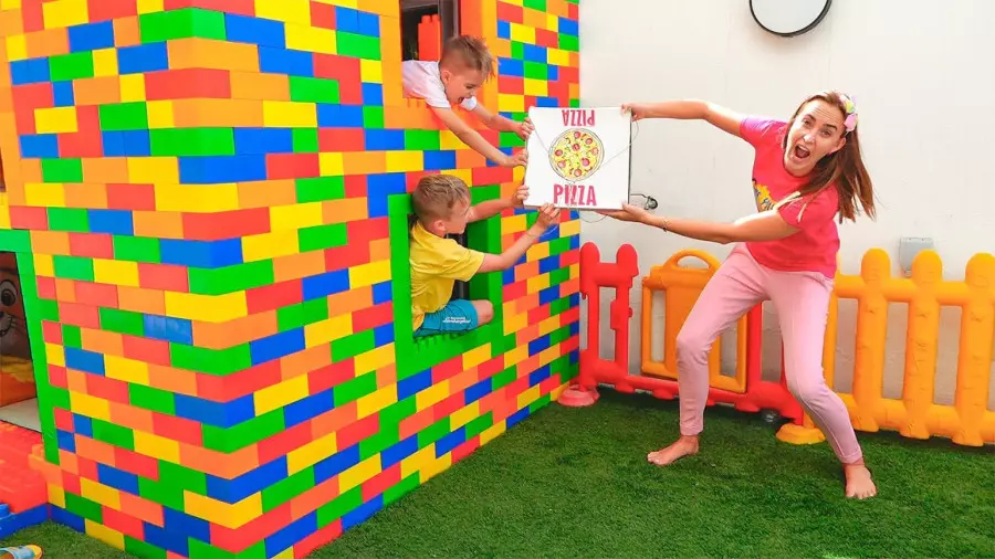 ولاد و نیکی در چالش پیتزا: بازی و خنده با مامان!
