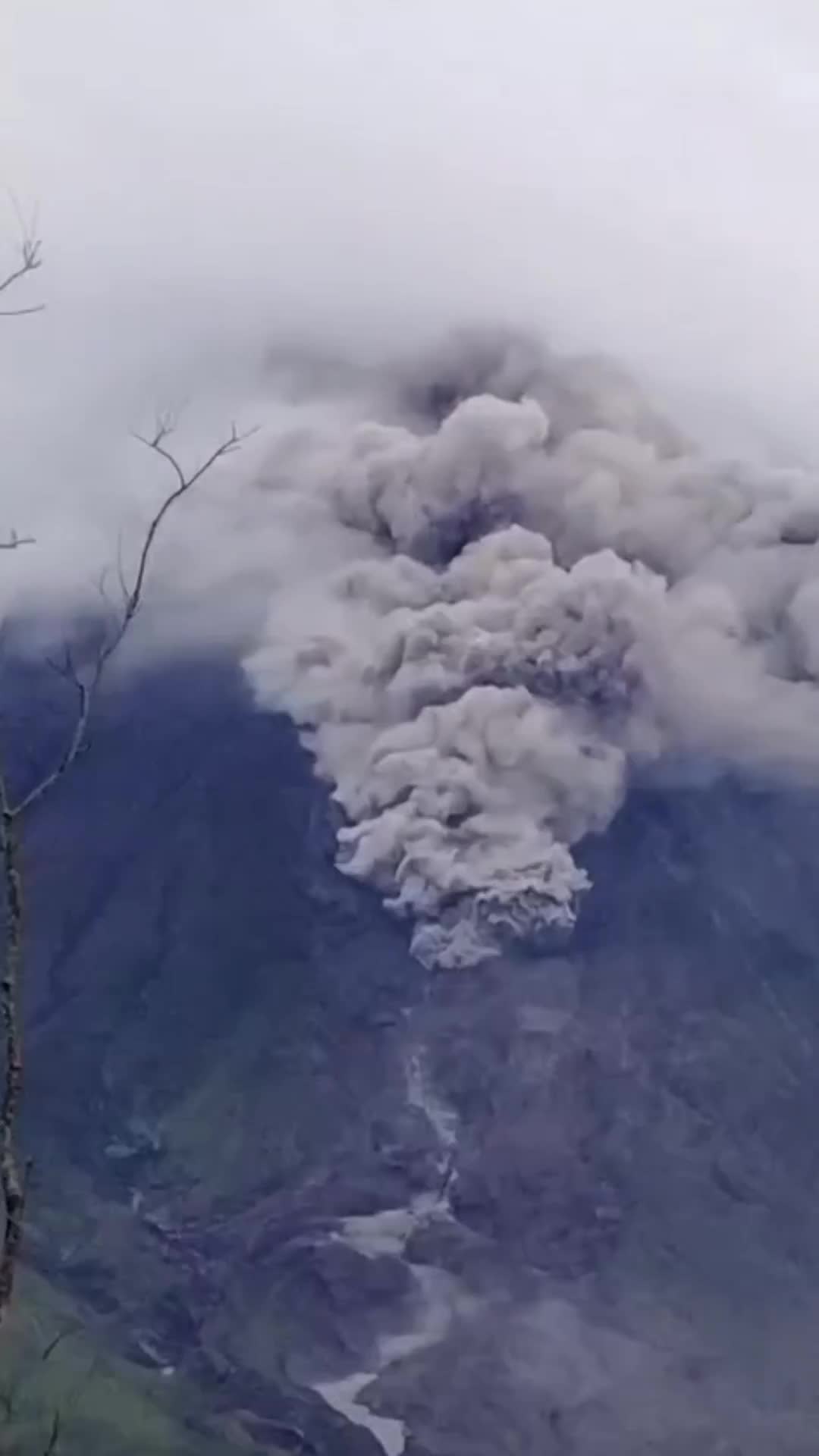   فوران آتشفشان سِمیرُو در اندونزی