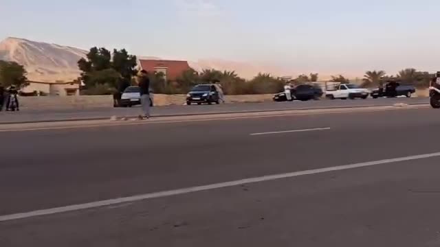 تصادف موتور سوار هنگام تک‌چرخ با موتور سنگین در جاده