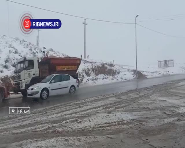 بارش برف در گردنه گدوک فیروزکوه؛ ادامه بارش‌ها تا اواخر امشب