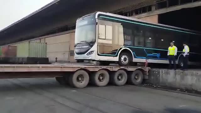 سری دوم از اتوبوس‌های برقی تهران از بندر شهید رجایی ترخیص شد