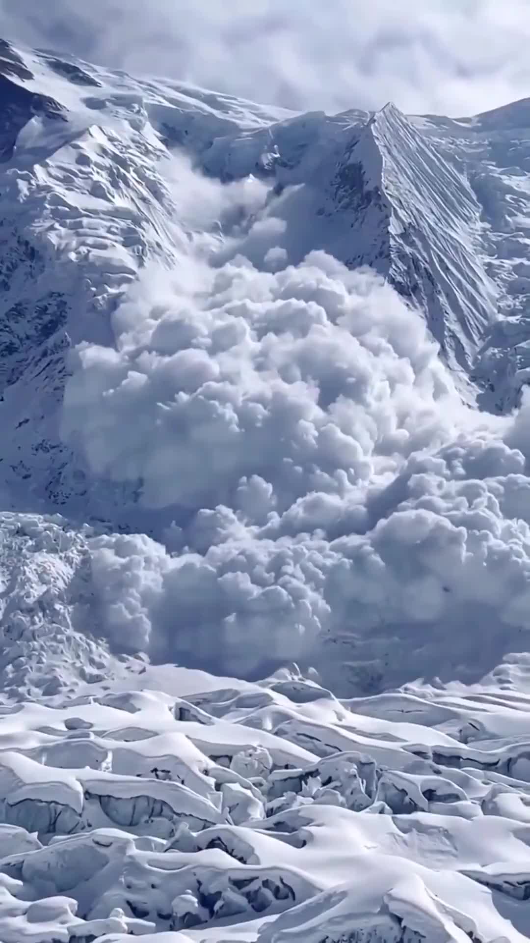 لحظه وقوع بهمن عظیم در ارتفاعات آناناپورنا نپال