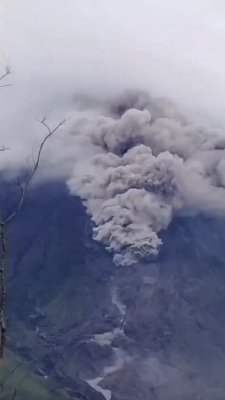 تصاویری از فوران آتشفشان سِمیرُو در اندونزی