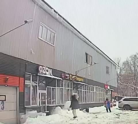   لحظه تلح سقوط قندیل یخ روی سر یک زن!