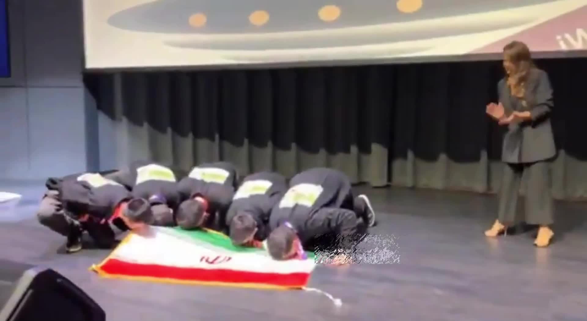   بوسه تیم رباتیک ایران بر پرچم کشورمان