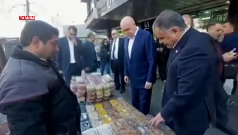   وزیر انرژی روسیه در حال خرید آجیل در میدان ولیعصر تهران