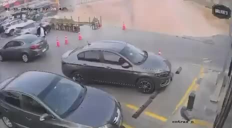   ریزش ناگهانی زمین در یک پمپ بنزین در مصر