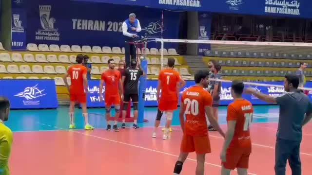    دعوای شدید بازیکنان والیبال مس با داور ویدیو چک