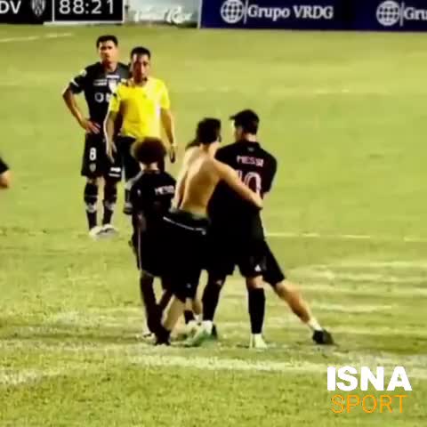   لیونل مسی زیر دست و پای هواداران!