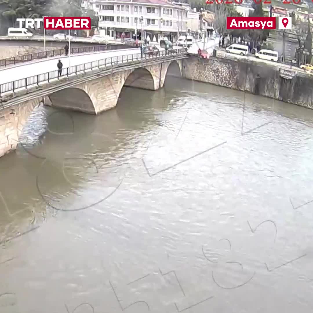   سقوط یک خودرو به رودخانه بعد از تصادف!