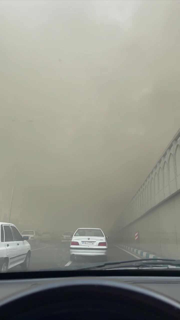   دود غلیظ در غرب تهران و سختی تردد به دنبال آتش‌سوزی هولناک جنت‌آباد