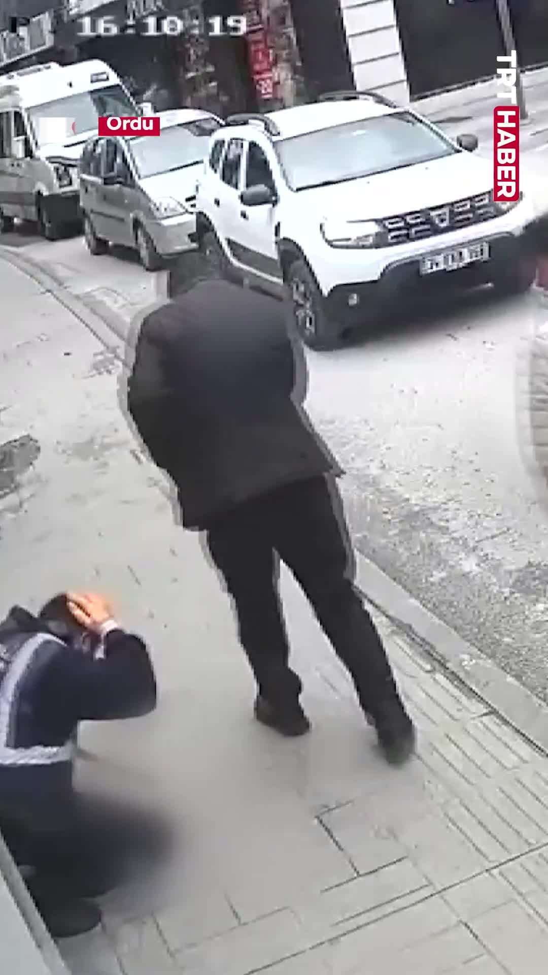   لحظه تلخ سقوط تابلو روی سر کارگر خدمات شهری!