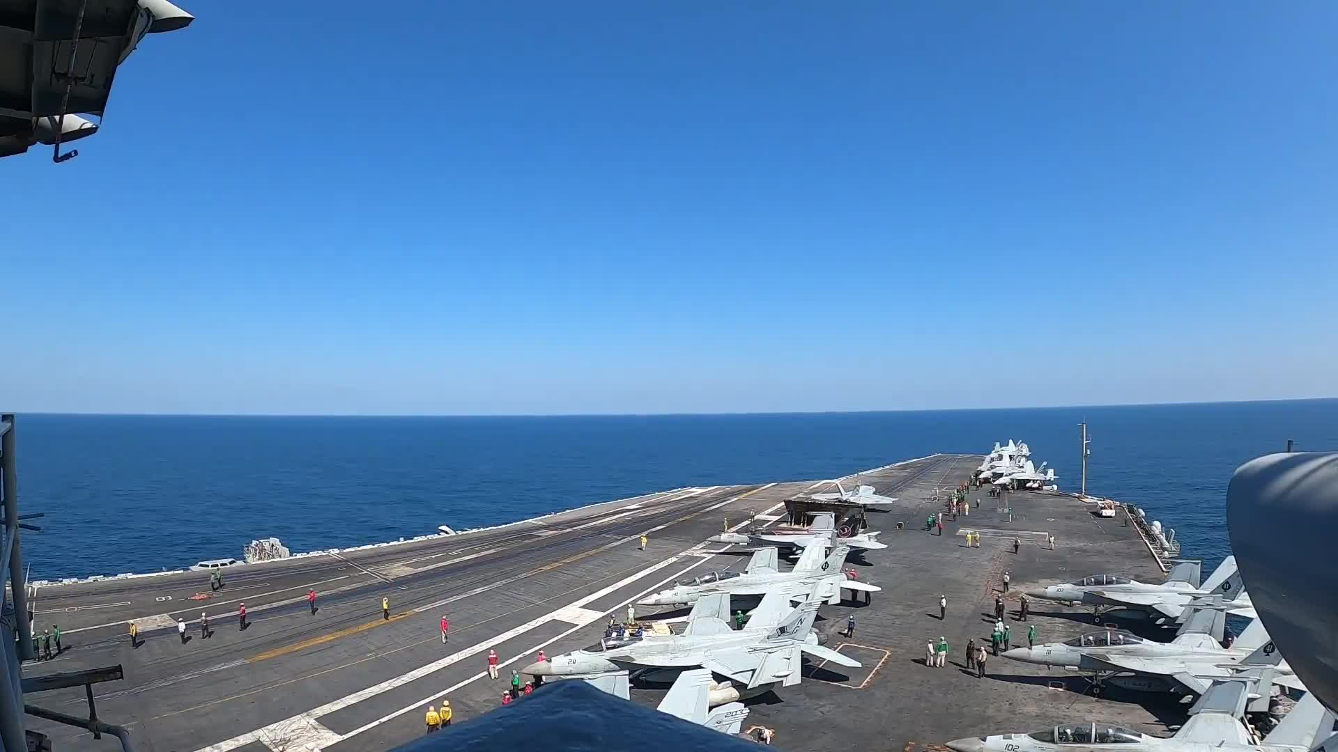   تصاویر جدید سنتکام از عرشه ناو ابراهام لینکلن