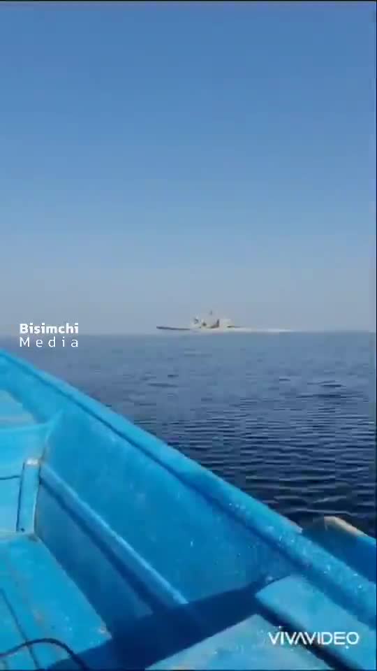   حرکت جالب قایق صیادی بوشهری در تذکر به ناوشکن آمریکایی