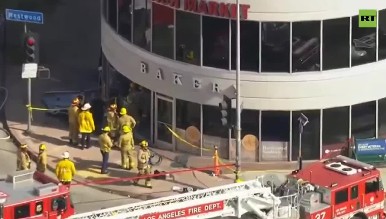   برخورد خودرو با فروشگاه در لس‌آنجلس ۳ کشته بر جا گذاشت